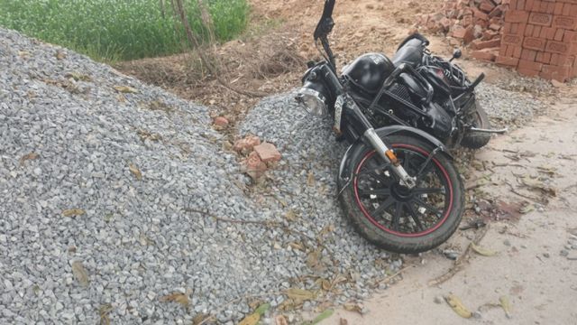 देवरिया में तेज रफ्तार बाइकों की जोरदार टक्कर, दो युवकों की मौत और एक घायल
