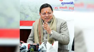 मुख्य सेवक सदन में पत्रकारों से बातचीत करते मुख्यमंत्री पुष्कर सिंह धामी। सूवि