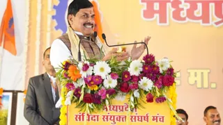 संविदा कर्मी महासम्मेलन को संबोधित करते सीएम डॉ. मोहन यादव।