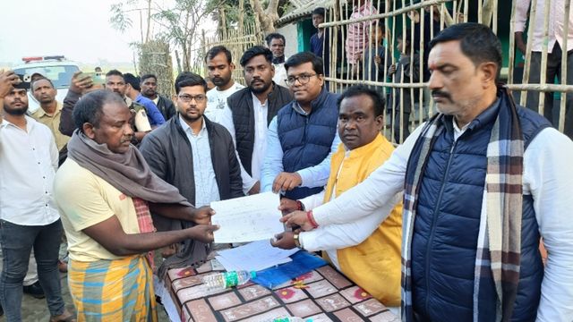 कटिहार में एसटी आवासीय विद्यालयों का निरीक्षण, परिवारों को मिले भूमि बंदोबस्ती पर्चे
