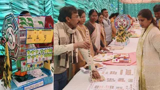भागलपुर : टीएलएम मेले में जादू की छड़ी मॉडल को देखती डीपीओ बबीता