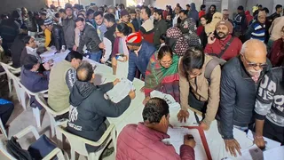 सदर तहसील में सुनवाई के लिए पहुंची मतदाताओं की भीड़। जागरण