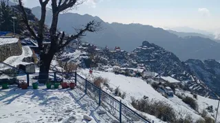 चकराता क्षेत्र के लोखंडी में बर्फबारी के बाद का विहंगम नजारा।