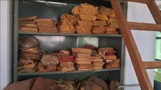 प्रयागराज के भारती भवन लाइब्रेरी में कपड़े में लपेट कर रखीं पांडुलिपियां। जागरण