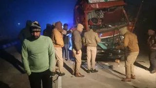 ट्रेलर और डीसीएम में टक्कर होने से चालक की दर्दनाक मौत।