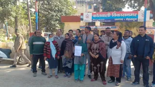 कश्मीरी भाईयों से मारपीट मामले में आरोपित दुकानदार की पत्नी तहरीर देने पहुंची विकासनगर कोतवाली।