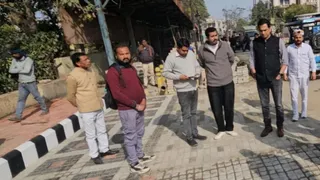 सीएम ग्रिड योजना के तहत किए जा रहे कार्याें का निरीक्षण करते नगर आयुक्त प्रेम प्रकाश मीणा, साथ में अन्य स्टाफ। सौ. नगर निगम