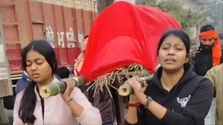 अपनी मां को कांधा देती बेटियां। फाइल फोटो