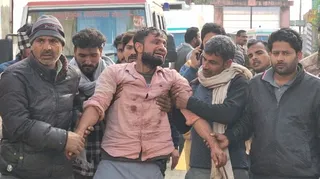 कांधला में किशोर की हत्या के बाद रोते-बिलखते स्वजन। जागरण