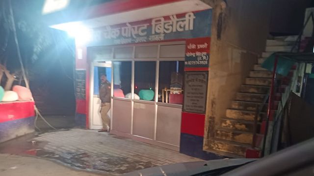 लाइनमैन की बाइक का 30 मिनट में कटा दो बार चालान, नाराज हुए तो काट दी चौकी की लाइन; फिर क्या... हो गया हंगामा
