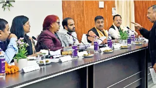 Urban Development Budget: नगर निगम की बैठक में शामिल अधिकारी। फोटो: जागरण