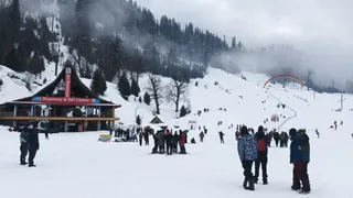 मनाली के पर्यटन स्थल सोलंग नाला में हो रहा ताजा हिमपात।