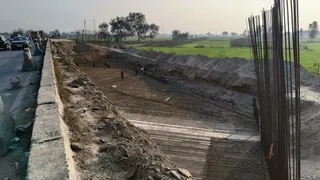 बदायूं रोड पर सड़क चौड़ीकरण का चल रहा कार्य। जागरण