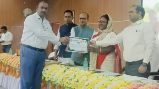 कृषि विज्ञान केंद्र मानपुर से पीएम किसान सम्मान पुरस्कार प्राप्त करते उद्यमी नीती रंजन प्रताप। (जागरण)