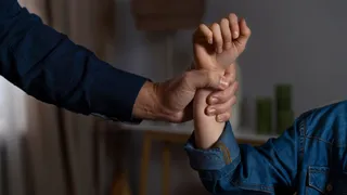 जायदाद बंटवारे को लेकर महिला एडवोकेट पर हमला (प्रतिकात्मक तस्वीर)