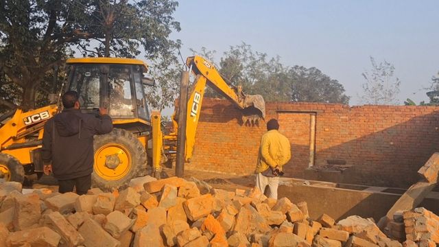 यूपी के इस जिले में चला प्रशासन का बुलडोजर, हटाया गया अतिक्रमण, कार्रवाई के दौरान पांच पशु शेड ध्वस्त 
