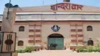 प्रयागराज स्थित नैनी सेंट्रल जेल के वार्डन ने किराए के कमरे में फंदे से लटककर आत्महत्या कर ली। नैनी सेंट्रल जेल की प्रतीकात्मक फोटो।