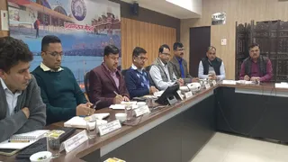 केंद्रीय रेल मंत्री अश्विनी वैष्णव की वर्चुअल प्रेस कांफ्रेंस में शामिल प्रयागराज मंडल के अधिकारी। सौजन्य : रेलवे