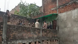प्रयागराज के लालापुर में सीबीसीआइडी के सेवानिवृत्त दारोगा की हत्या के बाद घटनास्थल पर जांच-पड़ताल करती पुलिस। जागरण