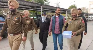 फायरिंग के आरोपी को ले जाती पुलिस (फोटो: जागरण)