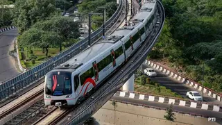 CM रेखा गुप्ता के दखल से सुलझा PWD-DMRC विवाद, अब मेट्रो पिलरों के बीच ...
