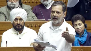 नरवणे की किताब, राहुल का बयान और संसद में हंगामा... लोकसभा में किस बात पर भिड़े सरकार और विपक्ष?