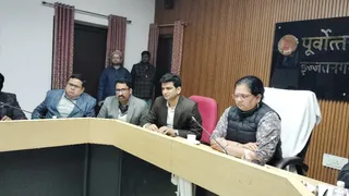 वीडियो कांफ्रेंसिंंग के जरिए रेल मंत्री अश्वनी वैष्णव की बातों को सुनते अधिकारी