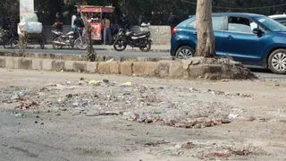 डाबड़ी-गुरुग्राम मार्ग इन दिनों बदहाल नजर आने लगा है।