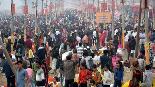 प्रयागराज संगम में आस्था की डुबकी लगाने वाले श्रद्धालुओं की मेला क्षेत्र में जुटी भीड़। जागरण