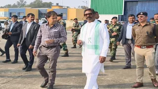 दुमका हवाईअड्डा पर मुख्यमंत्री हेमंत सोरेन और पिंटू सिन्हा।