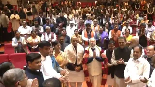 NDA की बैठक से पहले प्रधानमंत्री नरेंद्र मोदी का स्वागत करते सभी सांसद। फोटो - एएनआई