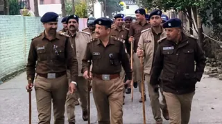 कोटद्वार में शांति व्यवस्था के मद्देनजर फ्लैग मार्च करती पुलिस टीम।