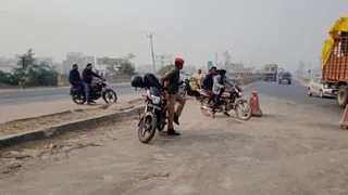 अवैध कट से गुजरते लोग
