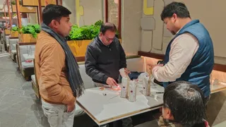 समोसे में प्लास्टिक मिलने की शिकायत पर नमूना भरते अधिकारी।