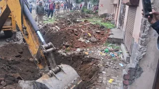 अवैध निर्माण को गिराता बुलडोजर