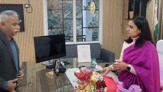 पद ग्रहण करने के दौरान मथुरा की मुख्य विकास अधिकारी डॉक्टर पूजा गुप्ता।