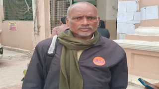 मृत्यु प्रमाण पत्र के लिए प्रयागराज नगर निगम पहुंचे महाकुंभ 2025 की भगदड़ में मरने वाले के स्वजन मथुरा प्रसाद। जागरण