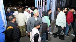 गौलापार अंतरराष्ट्रीय स्टेडियम में मैच केंसिल होने पर मुख्य गेट पर जमा दर्शकों की भीड़। जागरण