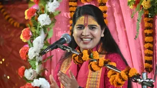 मधेपुरा के उदाकिशुनगंज नगर परिषद क्षेत्र के वार्ड संख्या 10 स्थित फनहन गोठ बस्ती में श्रीमद्भागवत कथा ज्ञान यज्ञ सुनातीं आरती किशोरी।