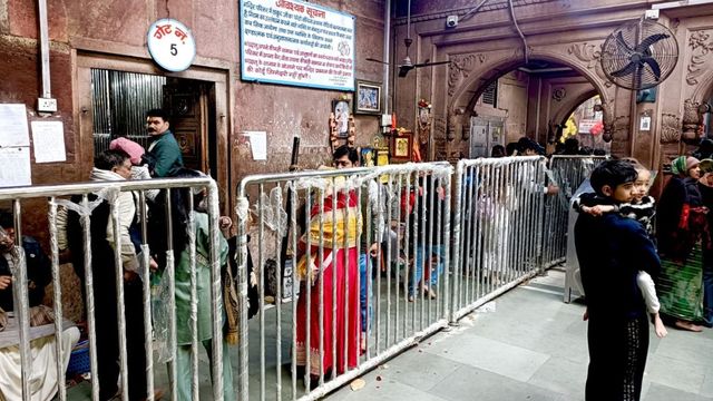 ठाकुर बांकेबिहारी मंदिर में धक्का मुक्की से बचेंगे श्रद्धालु, रेलिंग लगाने का काम हो गया शुरू

