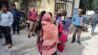 सीएमओ आफिस के बाहर खड़े परिजन