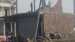 हाईवे निर्माण के लिए तोड़ रहे मकान।
