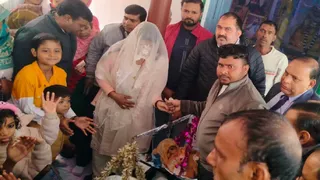 बागपत में बच्चे को सिक्कों से तोलते अक्षय व उनकी पत्नी सोनम। सौ. स्वजन