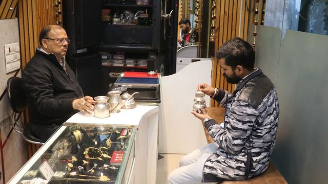 Gold Silver Rate: सोने-चांदी के बदलते भावों से कारोबारी परेशान, हाथरस में शादी वाले घरों में बेचैनी