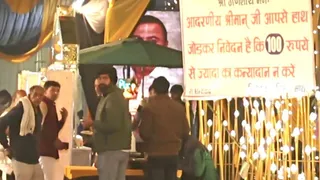 कोसीकलां में विवाहस्थल पर लगा सीमित कन्यादान का होर्डिंग।