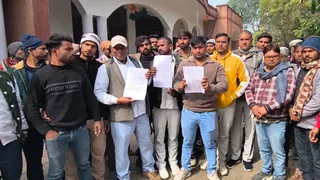 शिक्षक के सपोर्ट में पहुंचे लोग।