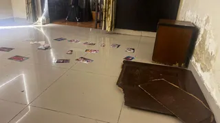 तीनों बहनों के कमरे में फर्श पर बिखरी पड़ी थीं परिवार के सदस्यों की तस्वीरें।
