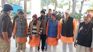 मुजफ्फरनगर के ककरौली थाना पुलिस द्वारा पकड़े गए भगवा वस्त्र पहनकर ठगी करने के आरोपित। जागरण