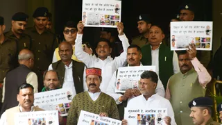 विधानसभा के बाहर प्रदर्शन करते राजद विधायक। जागरण