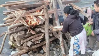 तेजम तहसील के बांसबगड़ क्षेत्र के खेतभराड़ गांव में पिता खड़क सिंह को मुखाग्नि देती पुत्री पुष्पा।